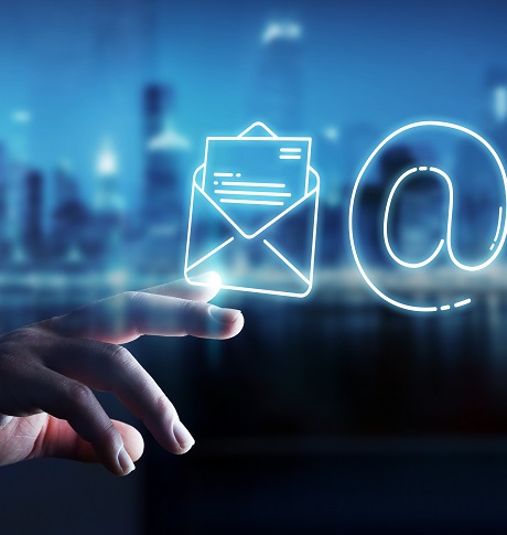 Hand som pekar på ett digitalt kuvert